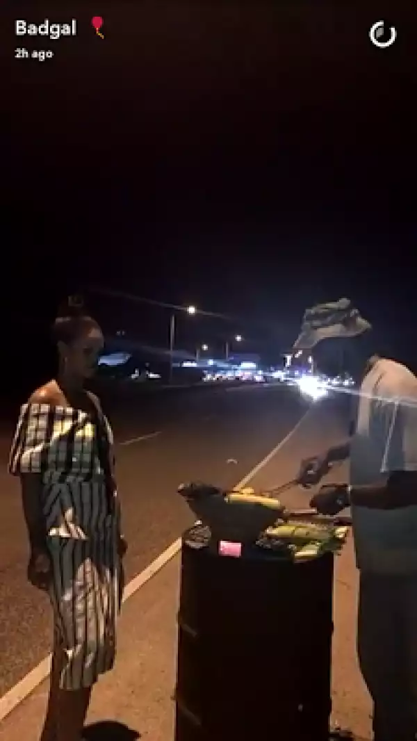 Rihanna seen buying roasted corn on the street (photos)
